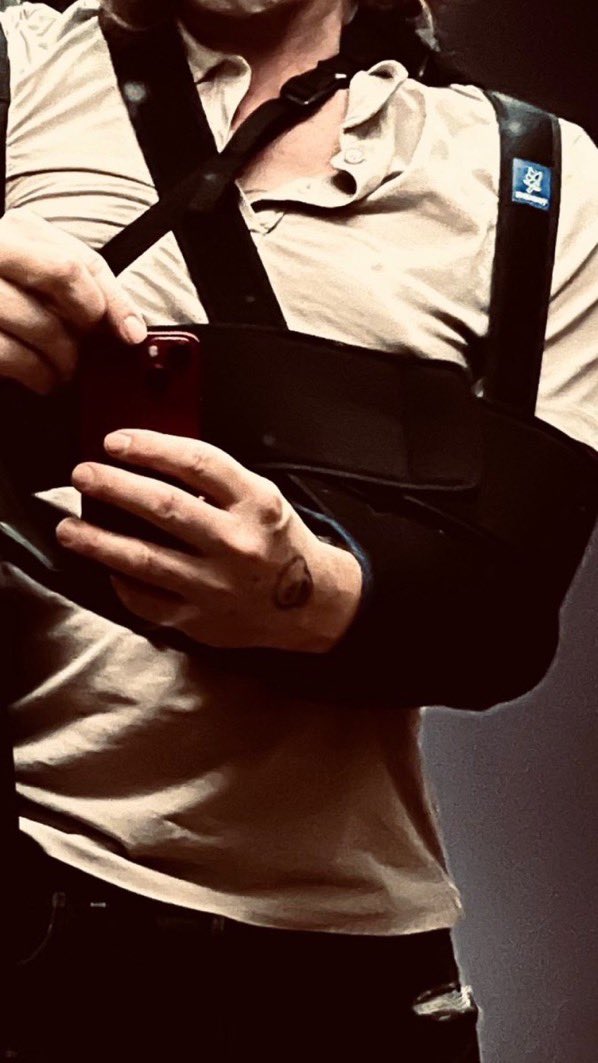 ReedusBR's tweet photo. Ai, gente! 🥺Parece que o Norman se machucou (aparentemente um ombro deslocado com base na cinta, mas é só uma especulação), ele compartilhou essa foto no story do Instagram! 

Desejamos uma rápida recuperação e traremos novas atualizações! ❤️🙏🏾 https://t.co/K1FxmzIzjE
