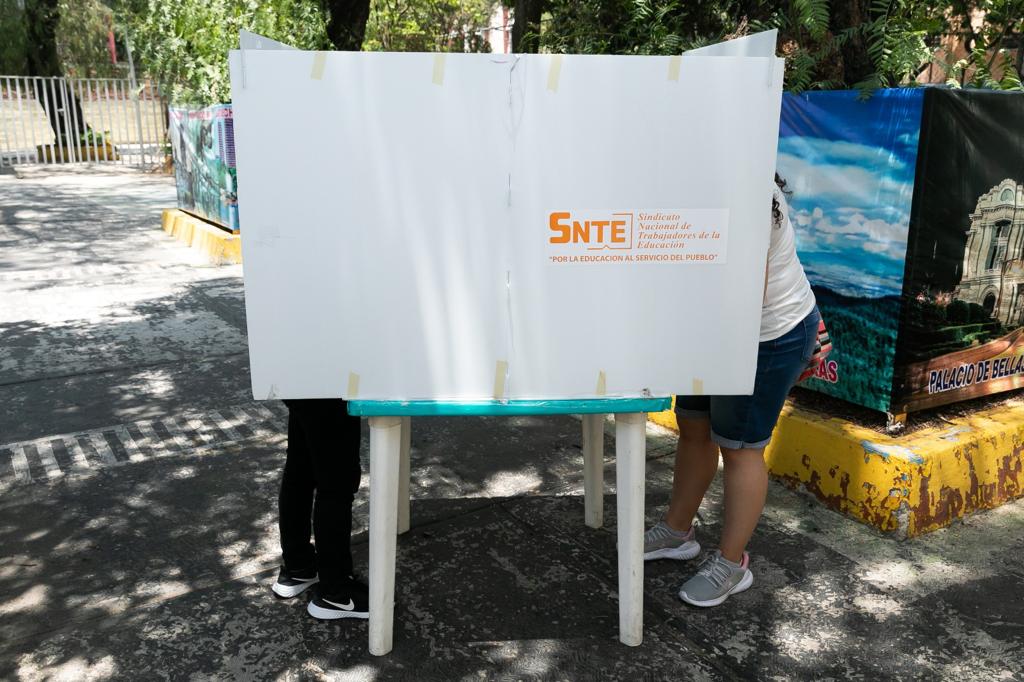 ZendejasSNTE8's tweet photo. #SnteDemocrático 📩

Con una participación promedio de 70% 👩‍🏫🗳️👨‍🏫 se realizaron de forma exitosa las elecciones para renovar las dirigencias @snteseccion9✅ @seccionsnte10✅ @secc11cdmx✅ @Seccion60SNTE✅ y @29SNTE✅

Del total de casillas, solo una no operó en la #Sección9 📤 https://t.co/No0Mb2tf8a