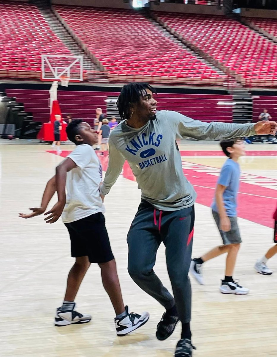 @KamaniJohnson20 

Our Woodz Elite center taking on Kamani Johnson at the Arkansas camp today. Kamani’s always inspiring our players!  #inspiration  

#woodzelitenwa #woodzelite #nwa #basketball #arkansas #ballislife #aau #aauarkansas #aauarkansasbasketball #aaubasketball