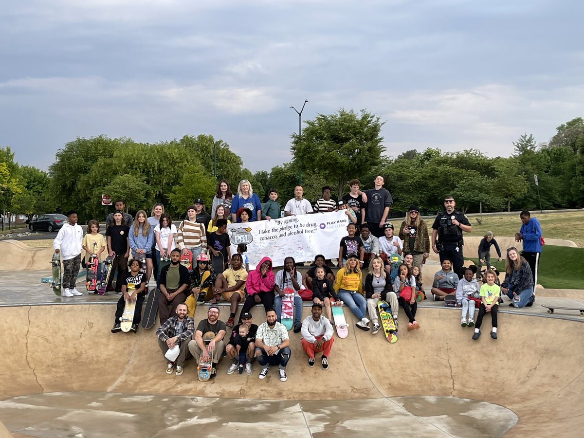 Also stoked that <a href="/ItsBacoBro/">Itsbacobro.eth</a> <a href="/Coquicide/">C O Q E</a> Eli and myself are chilling in the very front of the pack for the group photo from the event last Friday 😂
<a href="/icy__eyes/">icy</a> over there hard styling on the right