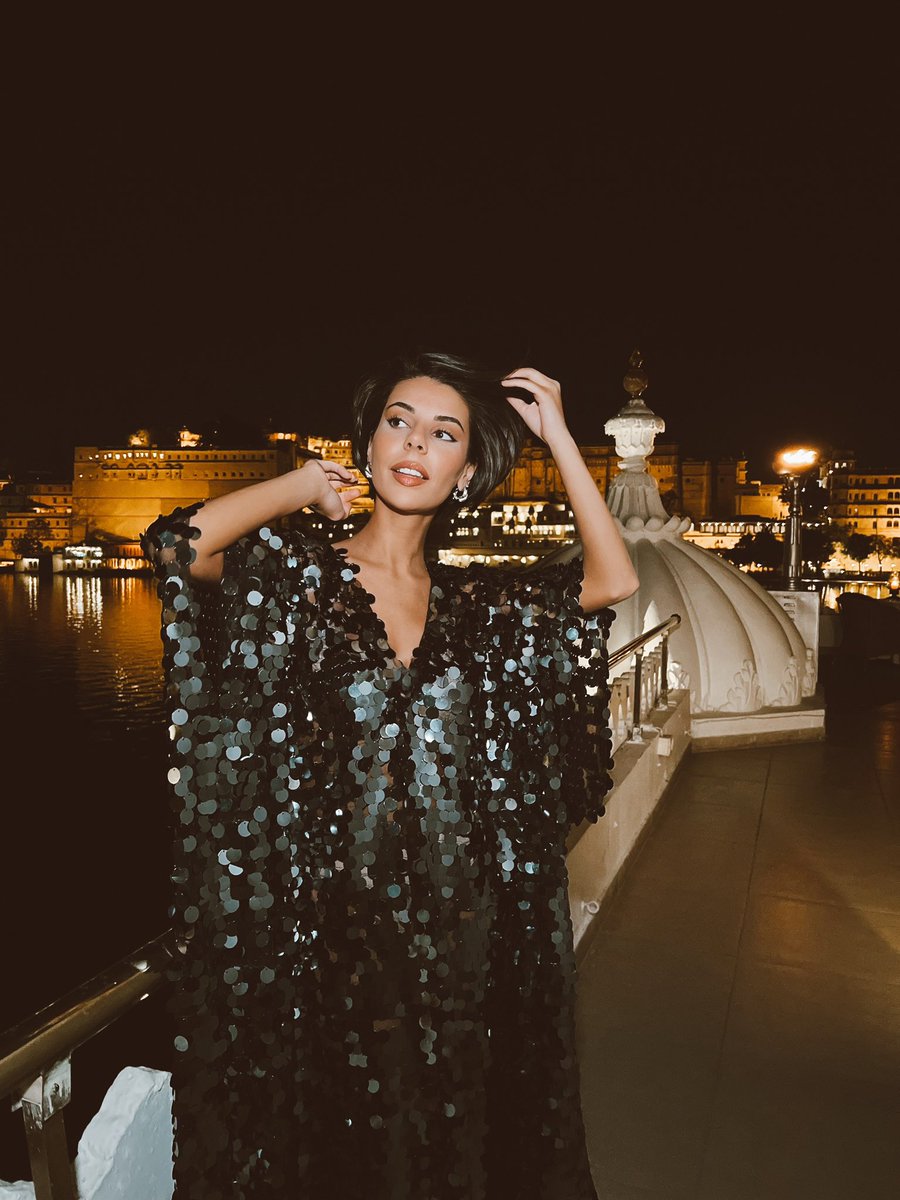 Magical #Udaipur nights 💫 #IncredibleIndia #tajlakepalace #fildevie #caftan #bestdressedafghan