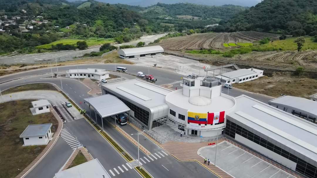 GuidoCalderonEC's tweet photo. En #Macará, hoy se inauguró el Centro Binacional de Atención Fronteriza (#Cebaf), brindará servicios de migración, aduana, control fito y zoosanitario, de pesos y dimensiones vehiculares, salud y ambiente. https://t.co/ABoHrPSGTS