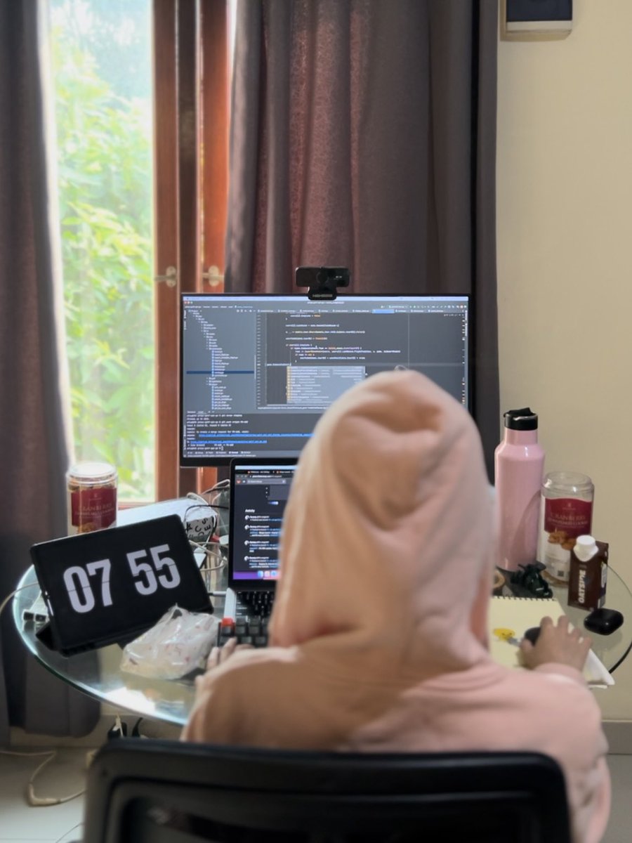 Drop a cool photo of you doing your job. 👩‍💻