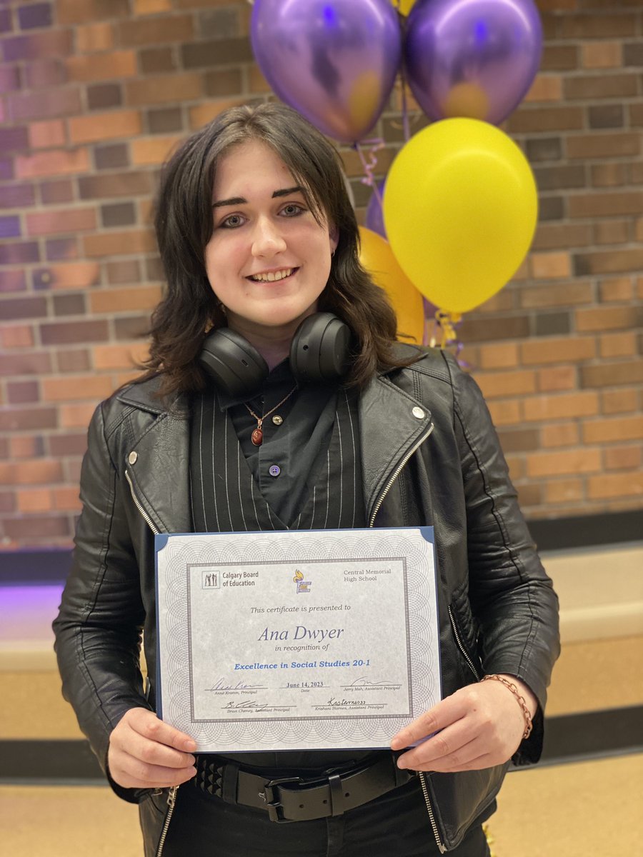 BusyBeakers's tweet photo. Proud Mama Post! Celebrating my favourite daughter and her academic excellence. Thanks @cmhsrams for recognizing these fab kids and their hard work. https://t.co/EcQd5lAeeV