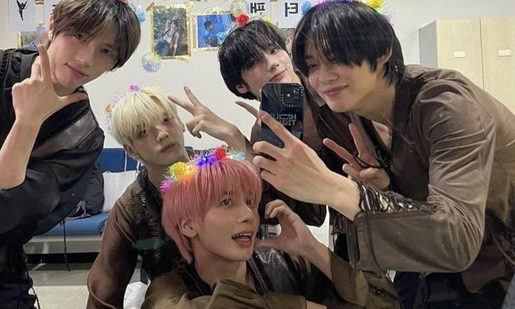 ari : 7th year 𖤐 | vai ver o bts tweet media