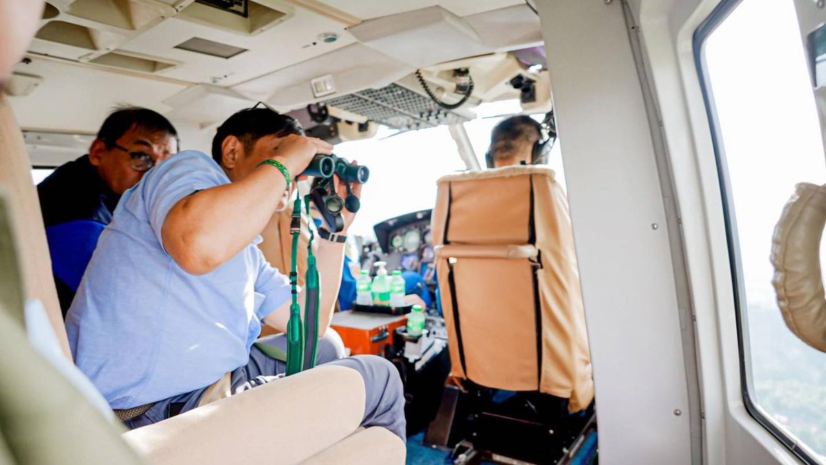 PhilstarNews's tweet photo. HINDI NAGPAKITA ANG MAYON?

President Bongbong Marcos conducted an aerial inspection of Mayon Volcano, which was obscured by clouds, on Wednesday afternoon.
 
Read: https://t.co/vrdZRSFeAi

📸 PCO https://t.co/ytMQH6bNcE