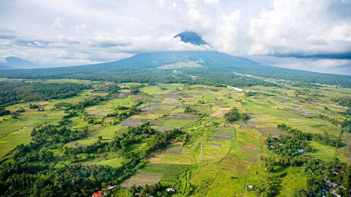 PhilstarNews's tweet photo. HINDI NAGPAKITA ANG MAYON?

President Bongbong Marcos conducted an aerial inspection of Mayon Volcano, which was obscured by clouds, on Wednesday afternoon.
 
Read: https://t.co/vrdZRSFeAi

📸 PCO https://t.co/ytMQH6bNcE