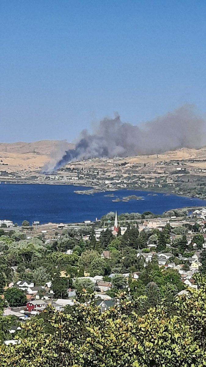 TheDallesPolice's tweet photo. Brush fire burning south of I84, near exit 87.  Fire crews and police working the incident. https://t.co/buvvLR0G1i