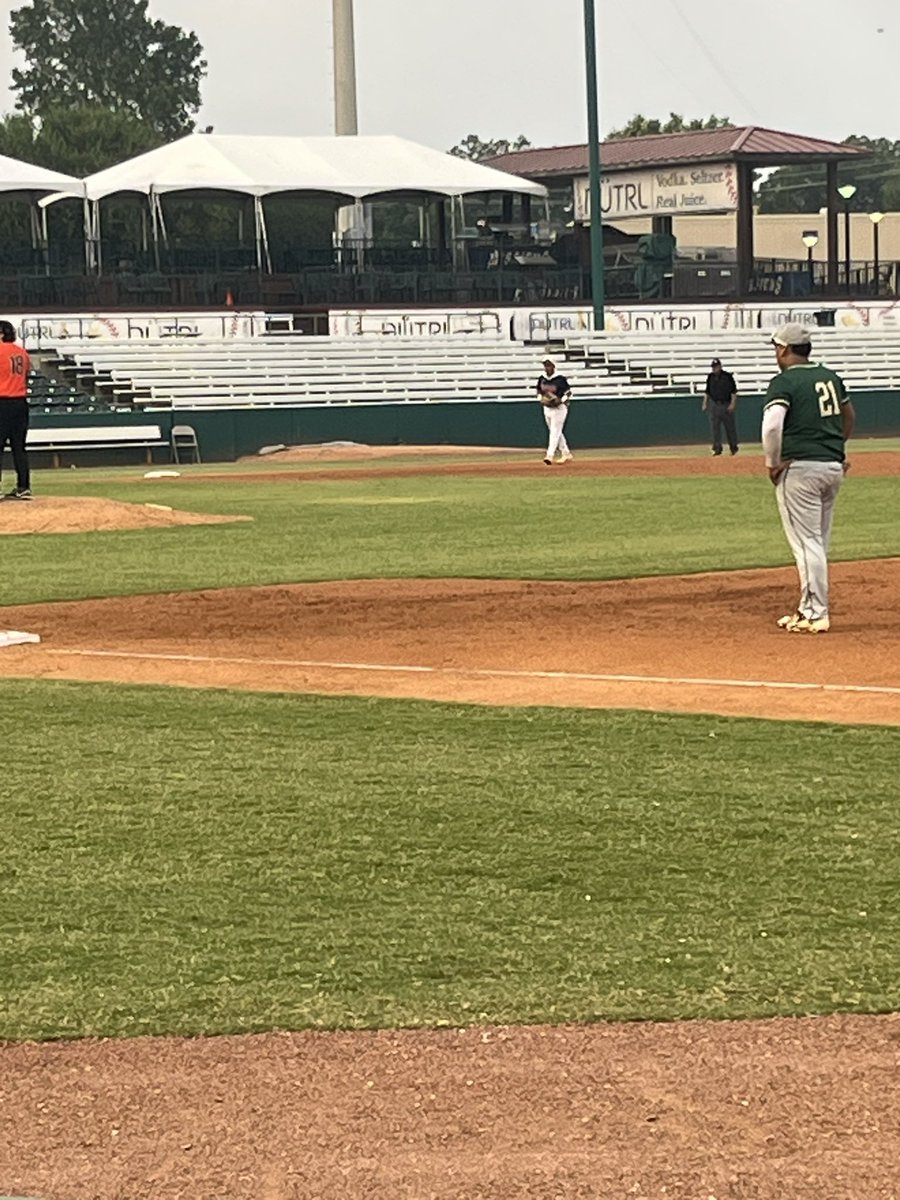 VmhsPatriotBsB's tweet photo. Great to see @Jalen27358256 in a Patriot uniform one last time! Thank you for representing your program, school and community! #OPB #SGD #EETEDT https://t.co/xU7lkKcoHj