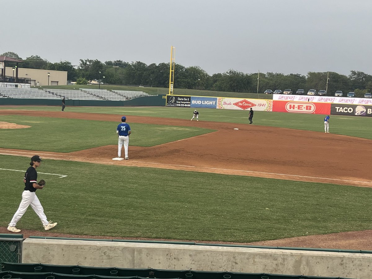 VmhsPatriotBsB's tweet photo. Great to see @Jalen27358256 in a Patriot uniform one last time! Thank you for representing your program, school and community! #OPB #SGD #EETEDT https://t.co/xU7lkKcoHj