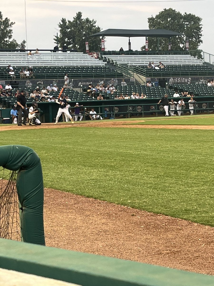 VmhsPatriotBsB's tweet photo. Great to see @Jalen27358256 in a Patriot uniform one last time! Thank you for representing your program, school and community! #OPB #SGD #EETEDT https://t.co/xU7lkKcoHj