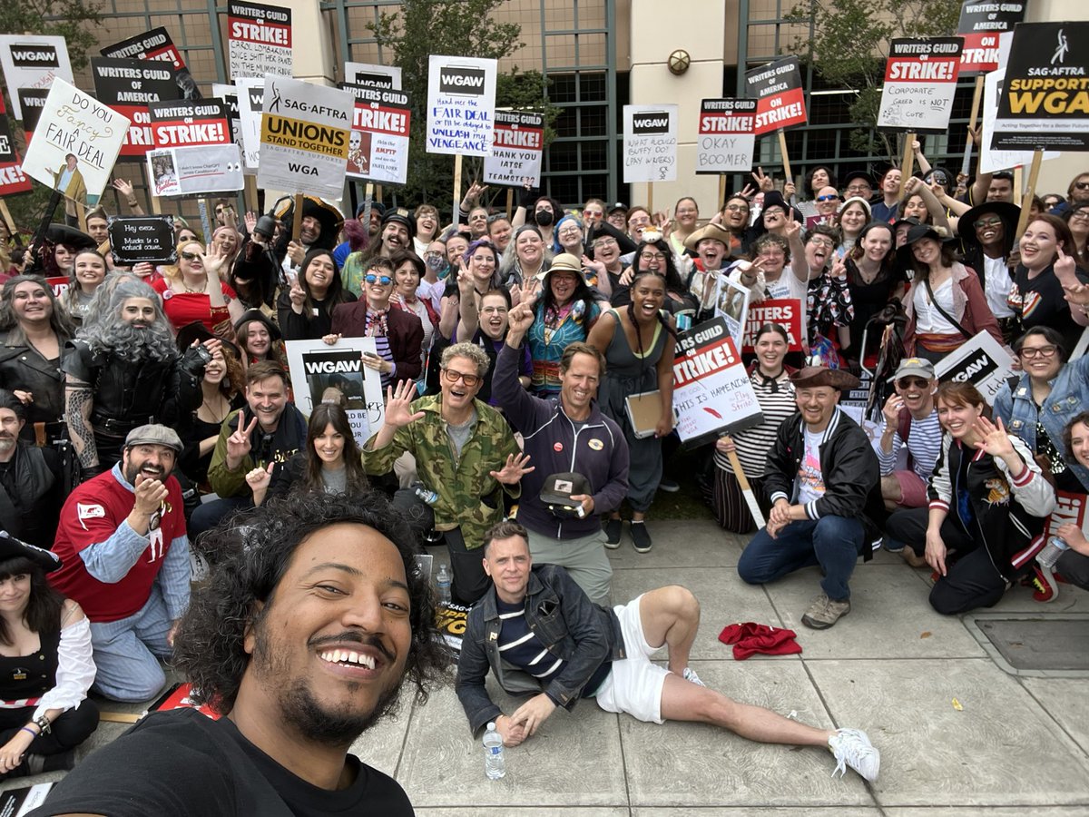 Love our writers. Love our fans. Love this show. Hope the WGA and studios can soon talk it through like this crew🏴‍☠️🖤✨
#ofmd #wgastrike #wgastrong