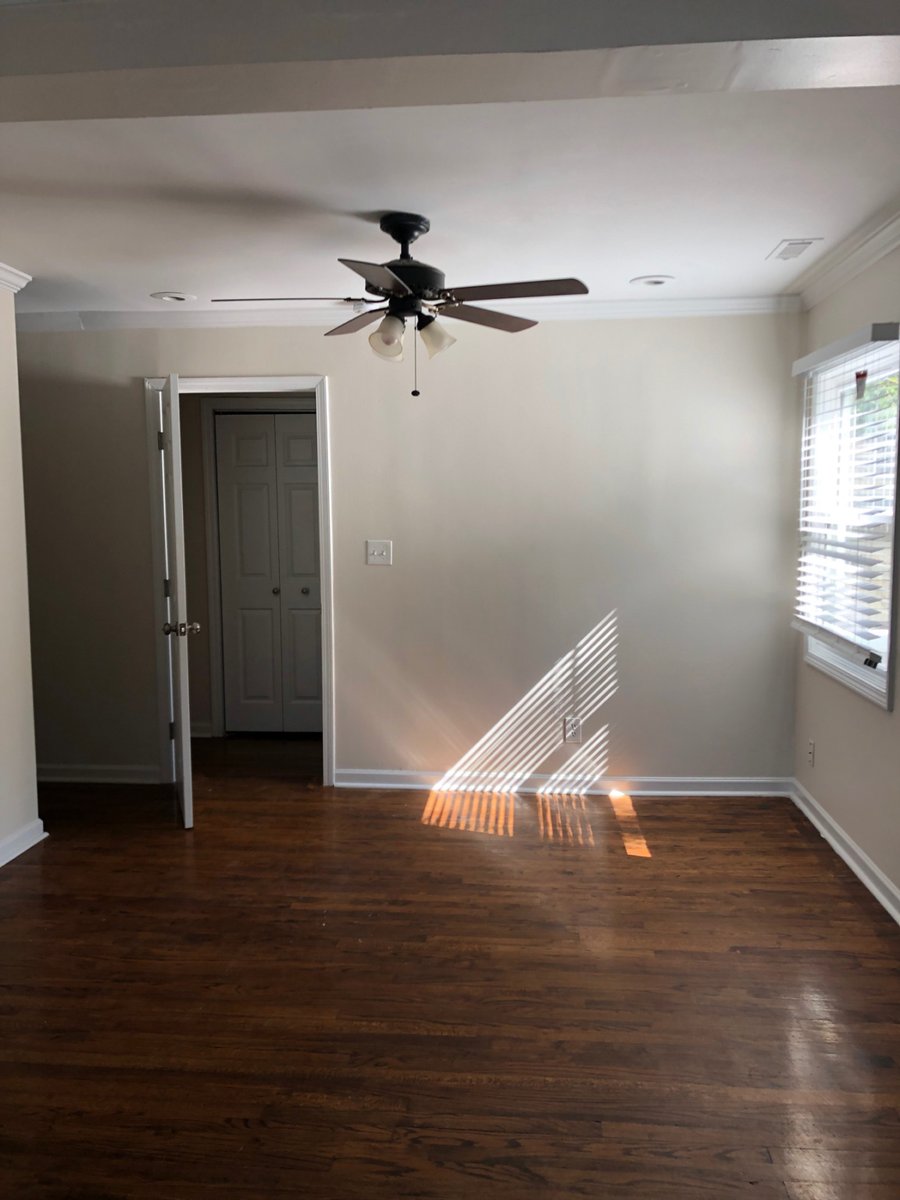 We love the amount of space in here, as well as the natural light. Don't overlook the black hinges on the white door.
#whitedoor #WhiteHouse #farmhouse #farmhousedecor #scandiboho #interior_design #interior #ikealivingroom #california #doorhinges #HomeImprovement #livingroom