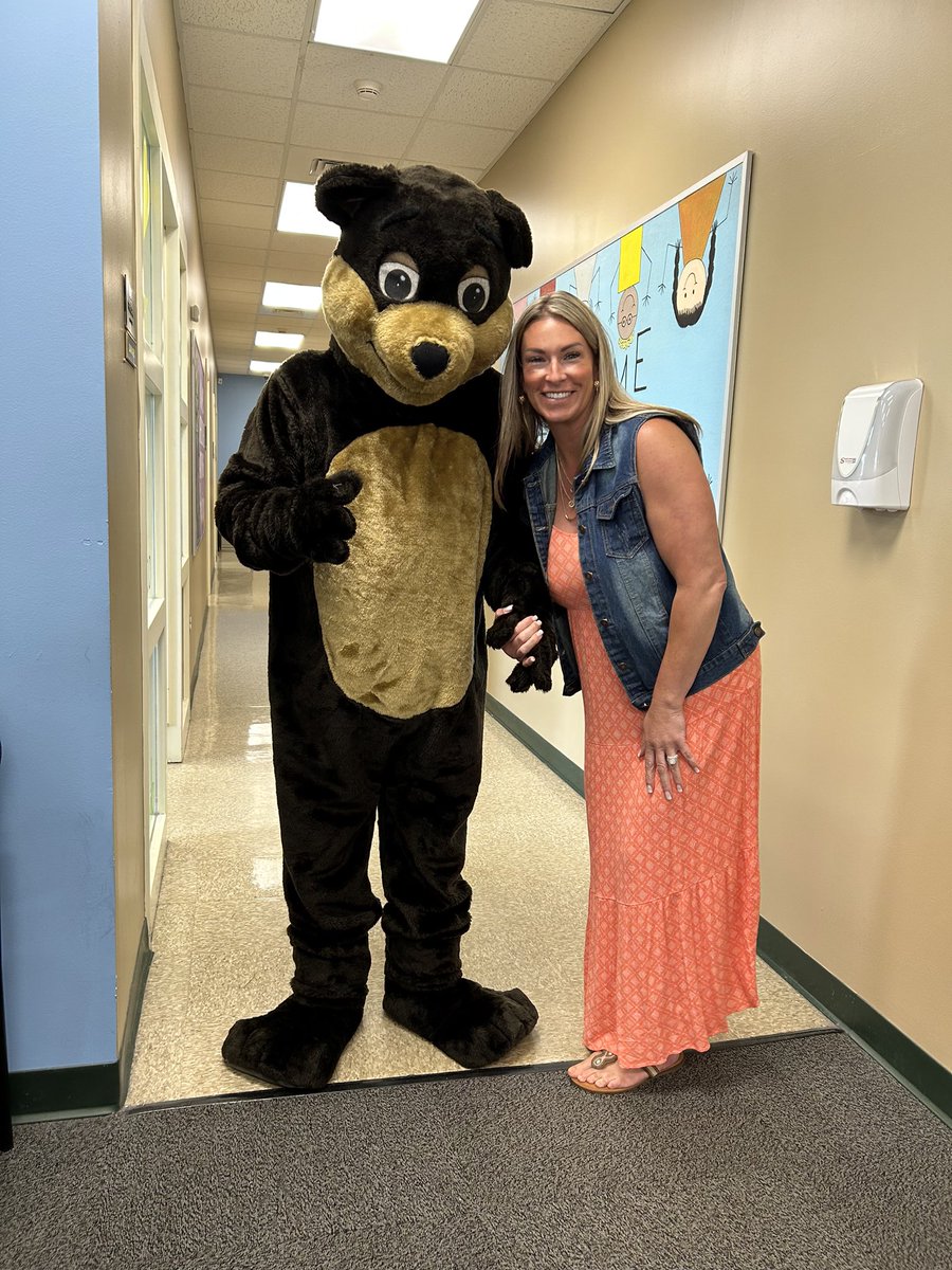 MrsBayer3's tweet photo. Last day fun! @stplc_principal 💙💛🎉 https://t.co/rKqEJU1uce