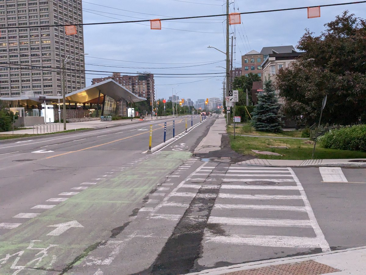 Say what you will about parts of Scott St,
But kudos to who ever was responsible for getting this interim pinned curb cycle track between the current tracks and the Holland protected intersection.
Every gap filled is a success
#ottbike
