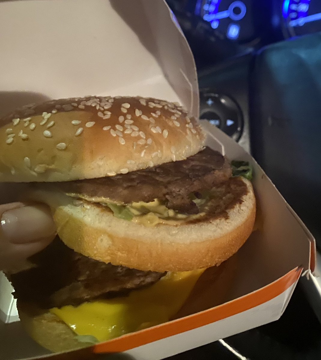 Saudades de quando o <a href="/McDonalds_BR/">Méqui</a> vendia o Big Mac com:
2 hambúrgueres
Alface
Queijo
Molho especial 
Cebola
Picles 
E um pão com gergelim…
Podiam mudar o nome pra Mini Mac