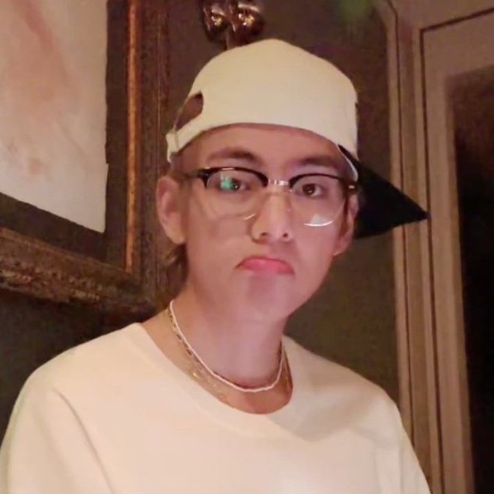 sugamihoney's tweet photo. ☆ abro hilo de las canciones que cantó Taehyung en el Weverse live : https://t.co/kdKxLI7p97