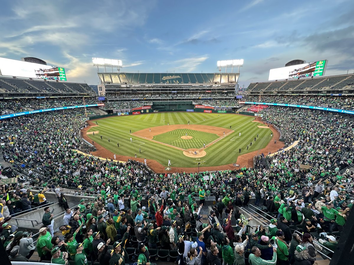 gameday_gamer's tweet photo. John Fisher &amp; @DaveKaval 
This is what you did.
Vs 
What WE DID.

FUCK YOU BOTH🖕

#ReverseBoycott #StadiumScam #FisherOut #WeAreHere #OAKtogether https://t.co/QJYndxBbnW
