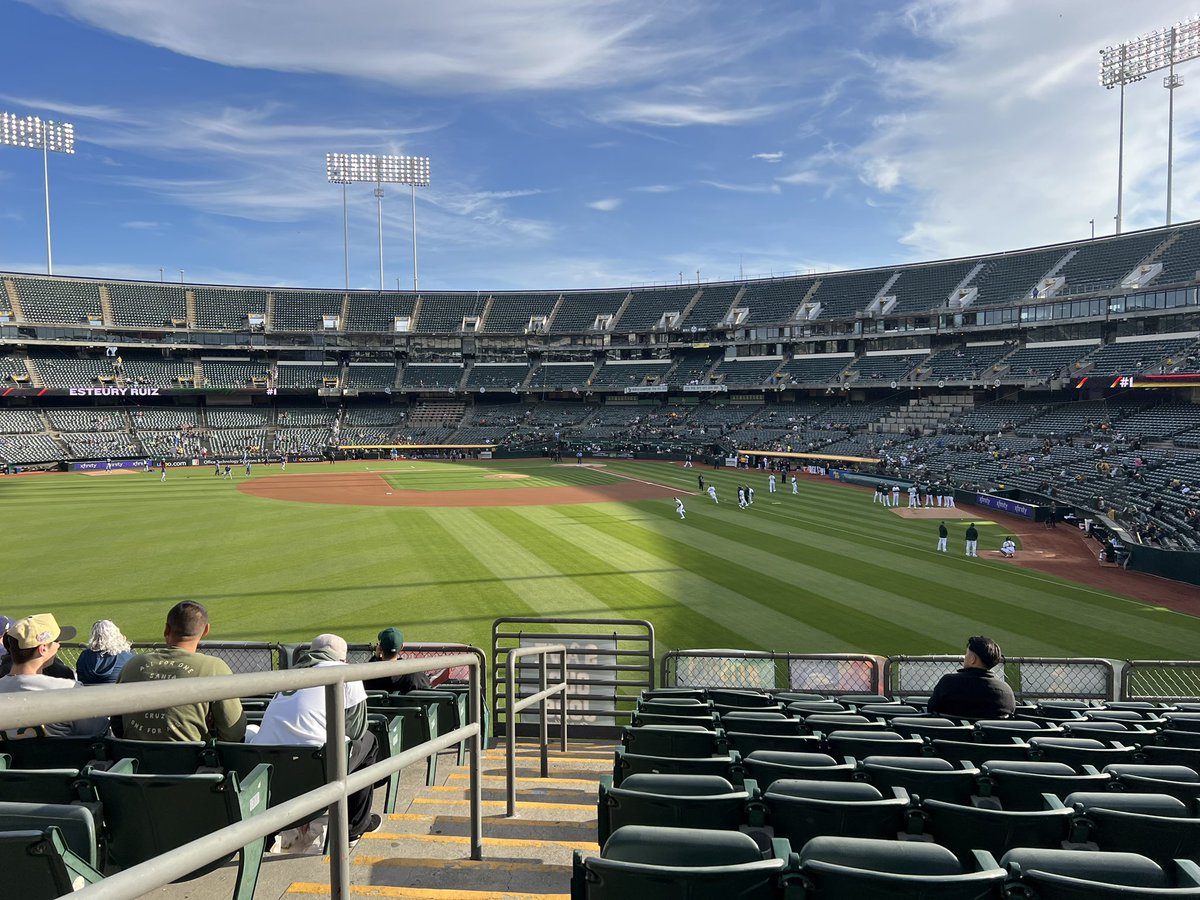 gameday_gamer's tweet photo. John Fisher &amp; @DaveKaval 
This is what you did.
Vs 
What WE DID.

FUCK YOU BOTH🖕

#ReverseBoycott #StadiumScam #FisherOut #WeAreHere #OAKtogether https://t.co/QJYndxBbnW