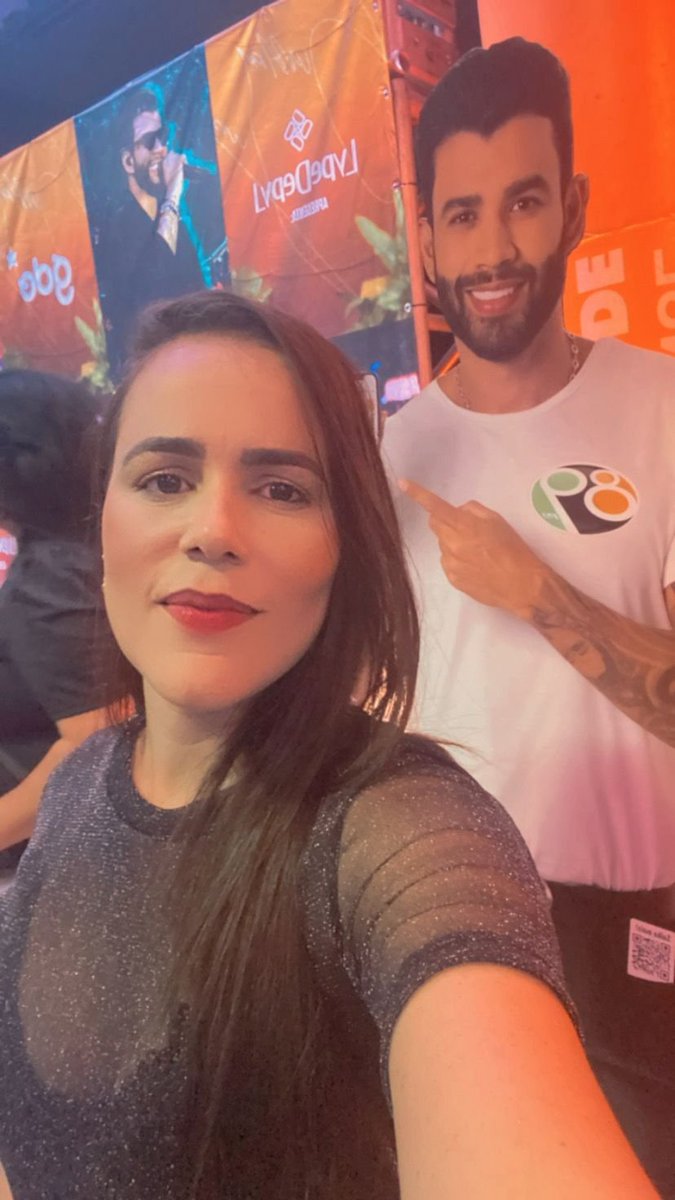 #GL15anos Essa foto foi como se fosse real,como se ele realmente estivesse ali atrás apontando o dedo.O❤️é gd,nunca tive oportunidade de chegar pertinho e poder abraçar,mas tenho ele 🙏que Nossa Senhora Aparecida o proteja.1dia vou conseguir a foto real  <a href="/gusttavo_lima/">Gusttavo Lima</a> amoVc❤️