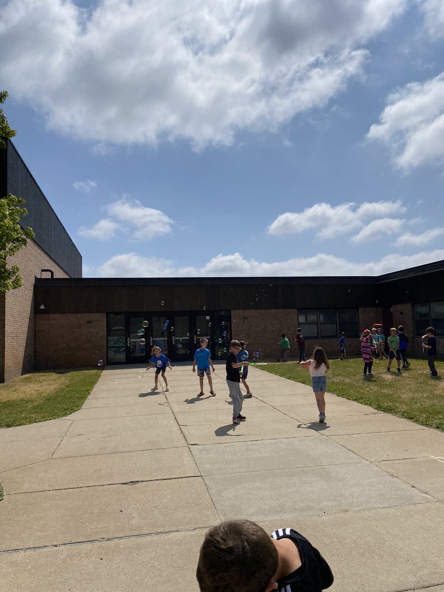 MrsWilsonsClass's tweet photo. Bubbles and Chalk Day! 🫧💙😎 https://t.co/4NwQ9tKL2v