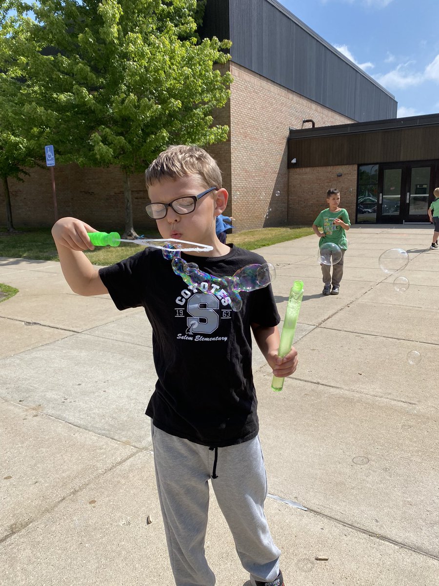 MrsWilsonsClass's tweet photo. Bubbles and Chalk Day! 🫧💙😎 https://t.co/4NwQ9tKL2v