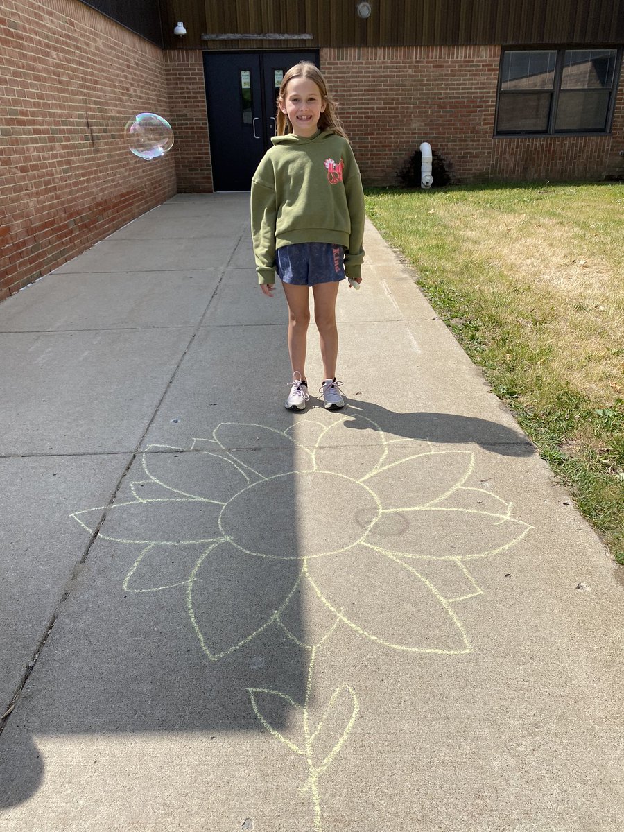 MrsWilsonsClass's tweet photo. Bubbles and Chalk Day! 🫧💙😎 https://t.co/4NwQ9tKL2v