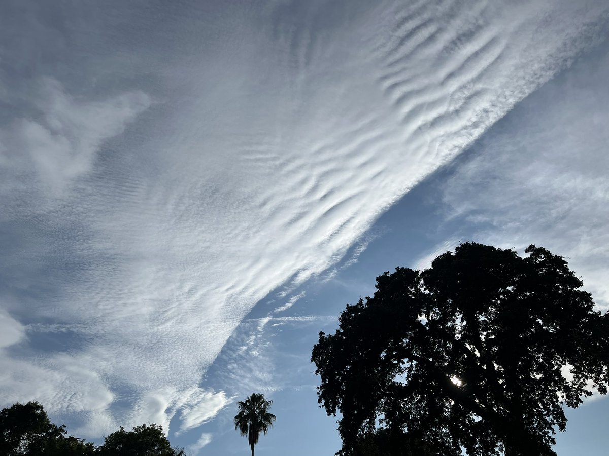 Gravity waves and some sort of upper level boundary? Idk what I’m looking at any ideas? <a href="/NWSSacramento/">NWS Sacramento</a> <a href="/MattIgel/">Matt Igel</a> #cawx  #wxtwitter