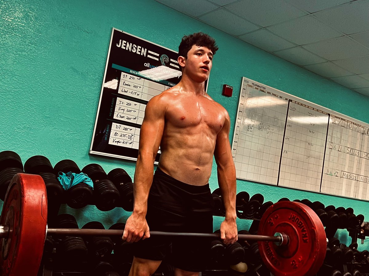 CoachBerry247's tweet photo. Remember during these grueling summer workouts, The pain and soreness you feel when you’re done, will always feel better than not being strong enough on the day it’s needed! @JensenFootball @caffeyjbhs @CoachBerry247 #BuiltForThis #LockTheCage🔒 #RecruitJensen 🌊 https://t.co/rUkLEren47