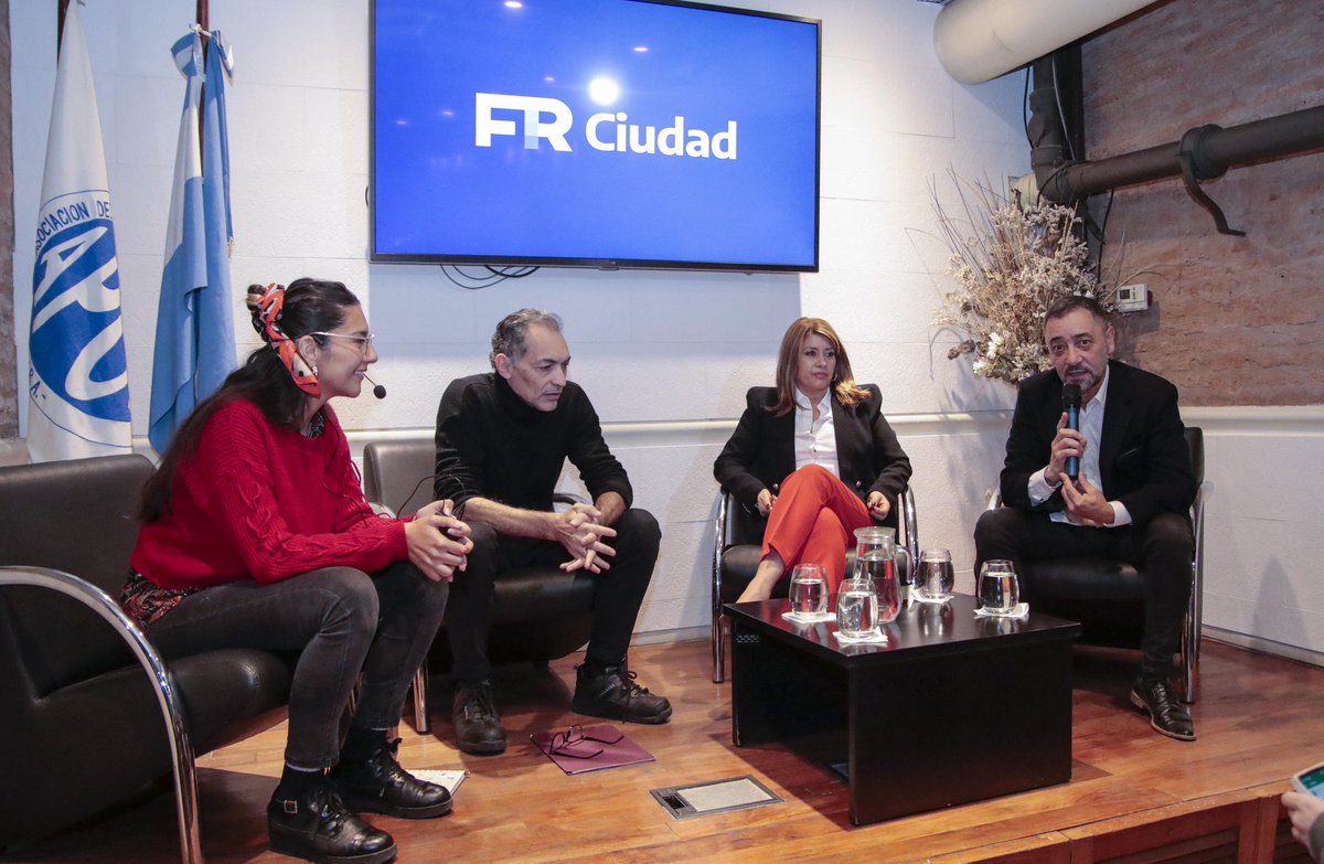 juanjotufaro's tweet photo. La tecnología está transformando el mundo del trabajo. Entender cómo se dan estos procesos es clave para afrontar los desafíos que se vienen. De esto hablamos con Aníbal Torreta, @monicalitza, Belen Ortiz y los compañeros y compañeras del @FRCIUDADOK. ¡Gracias por sumarse! https://t.co/KNjQOJi72c