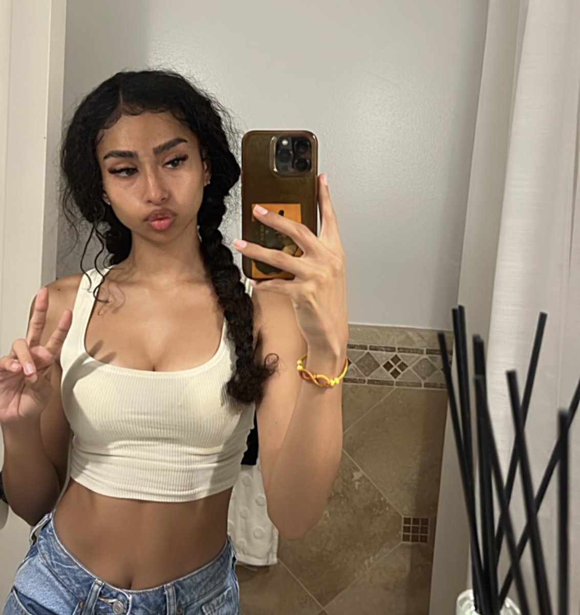 𝐫𝐨𝐧𝐧𝐢𝐞'𝐬 𝐛𝐮𝐫𝐧𝐞𝐫 on Twitter: "RT @KaniRosi: act dumb, slicker than honey"