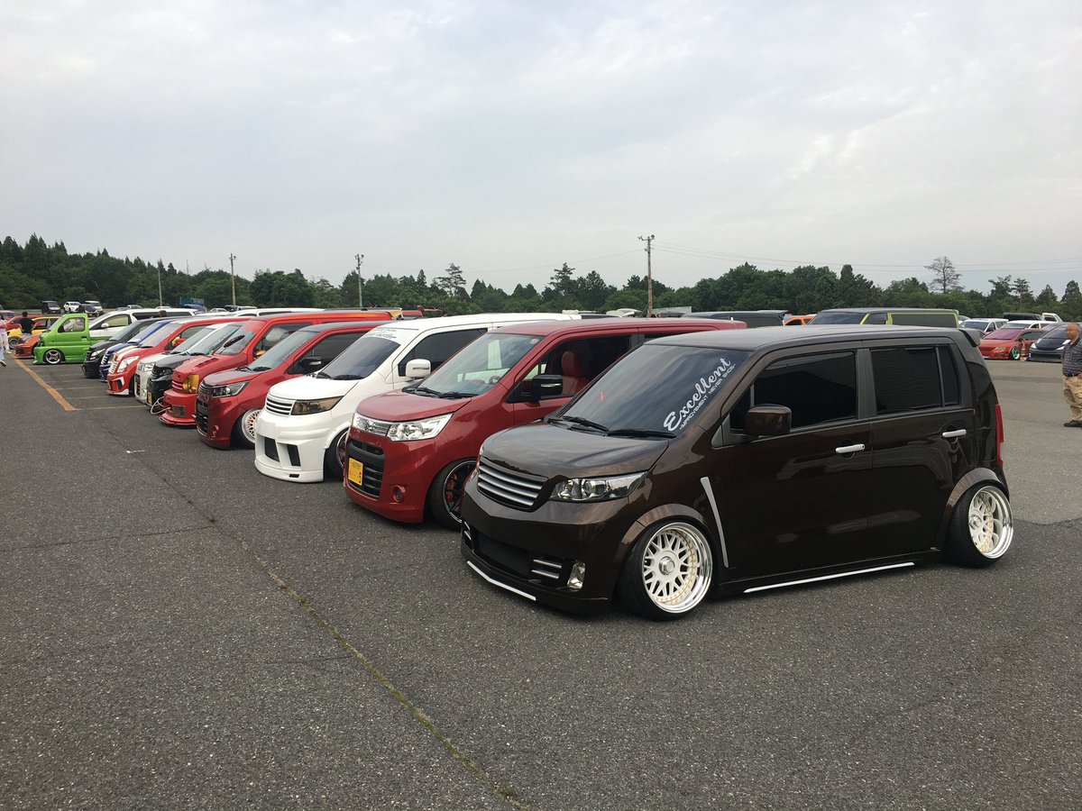 TeamSection001's tweet photo. 過去写真で申し訳ない。
カスタムされたワゴンRばかりで写真を撮った時の一枚です。
またこうやって集まって写真撮りたいなぁ、、
ワゴンR乗りのみなさん
集まってみないですか？？
行きたいなぁって方
コメントおねしゃす🙇‍♂️
ノーマル、カスタムは問いません✨ https://t.co/2VfrAKT3yr