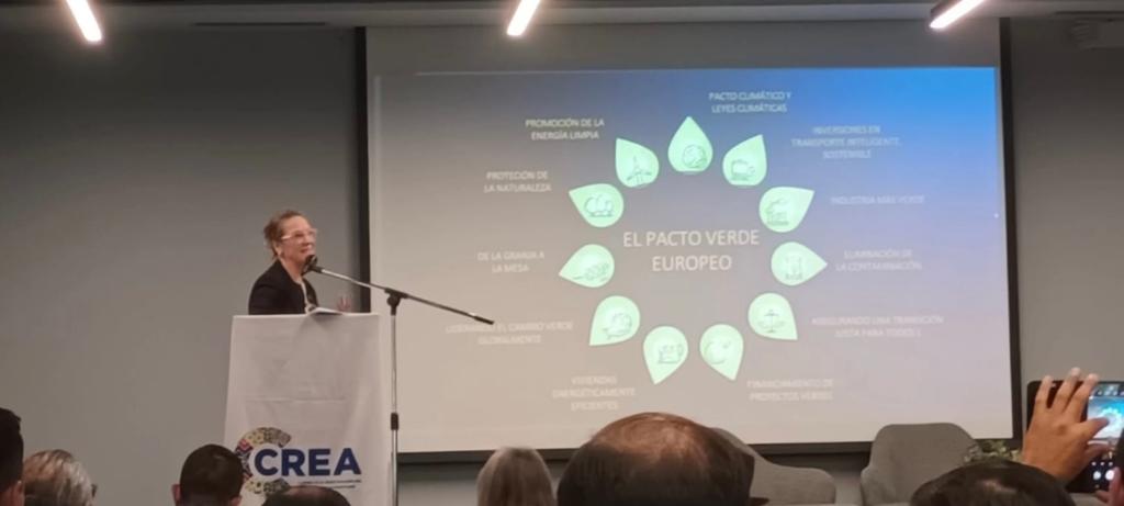 UEenEcuador's tweet photo. 🔶El proyecto #CREA, cofinanciado por la Unión Europea, organizó el taller "Caminando Juntos a la UE". Esta mañana, Inmaculada Montero, Jefe de la Sección de Comercio y Economía, abordó el Plan Verde Europeo y los avances de las nuevas regulaciones. https://t.co/ec61Qr5vfM