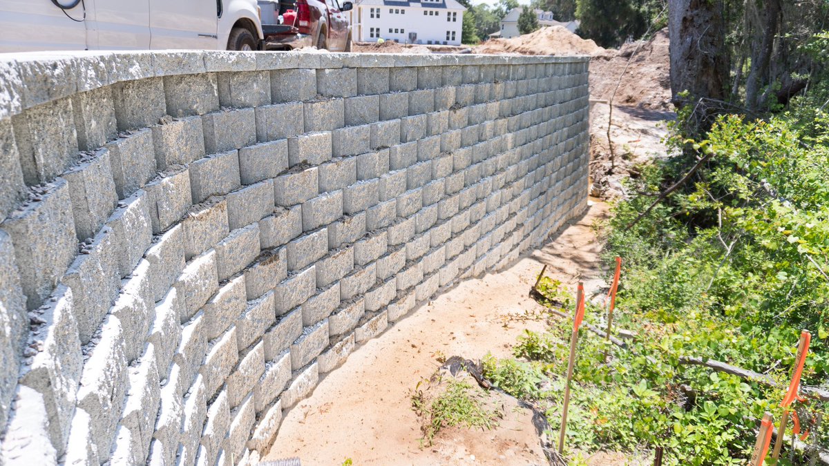 Kyle_Turner_'s tweet photo. Mechanically stabilized earth (MSE) walls. Pretty interesting to see how these are constructed. 

#MSEwalls
#MechanicallyStabilizedEarth
#RetainingWalls
#Infrastructure
#Construction
#Innovation
#SustainableDesign
#Geosynthetics
#StructuralIntegrity https://t.co/I7ZLJljrTS