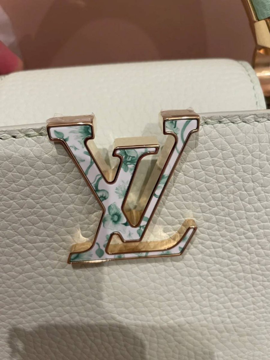 2023 LV new Capusines with a good color scheme, 2023 spring and summer new color scheme is too fairy, the front handle and LV logo also have very special details. The moment I saw it I decided to buy it, and now it's finally in my hands