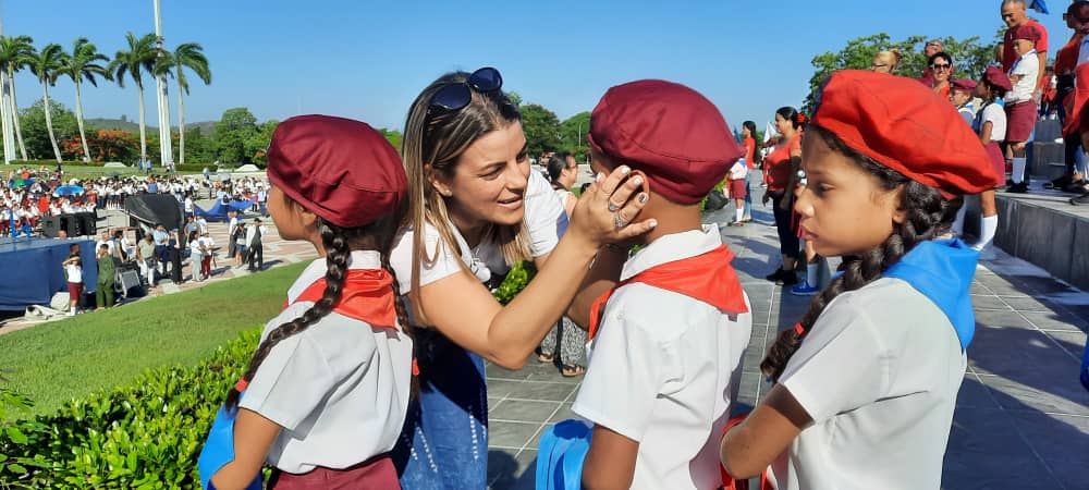 MeyvisEstevezE's tweet photo. "Son los sueños💫 todavía, 
los que tiran de la gente, como un imán que los une cada día. 
No se trata de molinos, no se trata de un Quijote, algo se templa en el alma de los hombres, una virtud que se eleva por encima de títulos y nombres"
#ComoElChe ❤🇨🇺
#UnaMejorJuventud https://t.co/XUEJZzw6p9