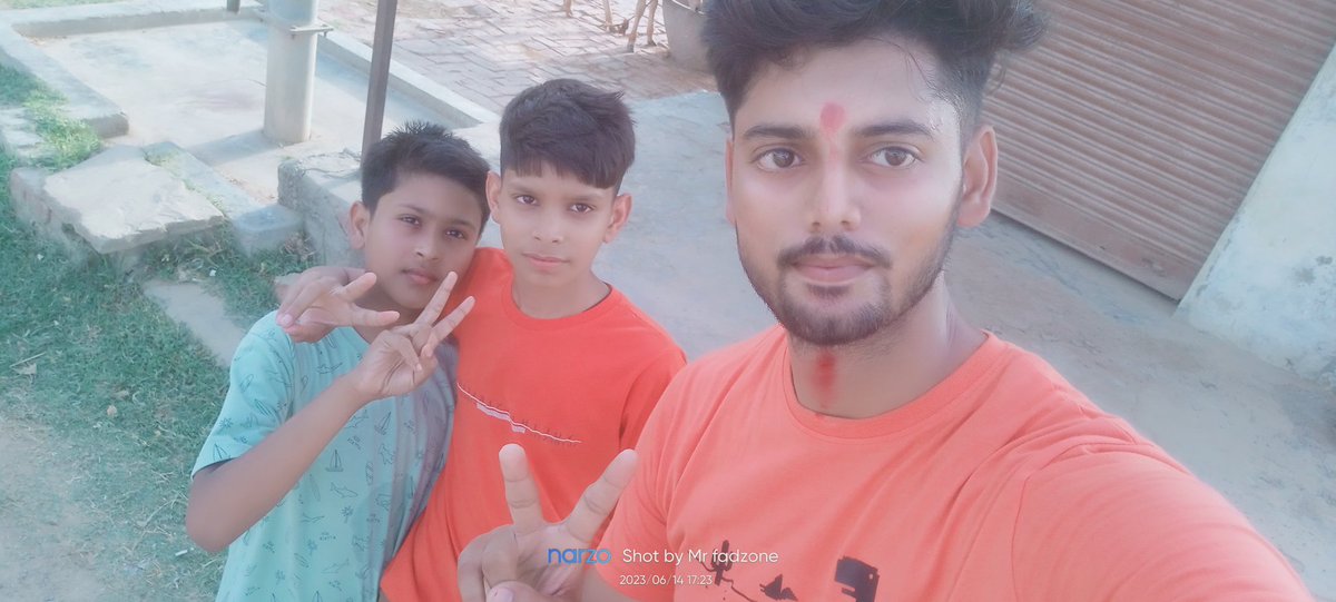 Priyanshum313's tweet photo. आज हमारे यूट्यूब फैमिली के दो मेंबर्स मिलने आये 🥳 मेरे subscribers 🥳 रूद्र बाबू, प्रियांश बाबू! दोनों भाईलोगों से मिलकर बहुत अच्छा लगा! दोनों bhailog बहुत ही cuet थे 🥰 #youtube #powervlogsmishraji #mrfadzone #newvlog #subscribersyoutube #meetup #firstmeetup #loveubro https://t.co/3k55H3vZQk