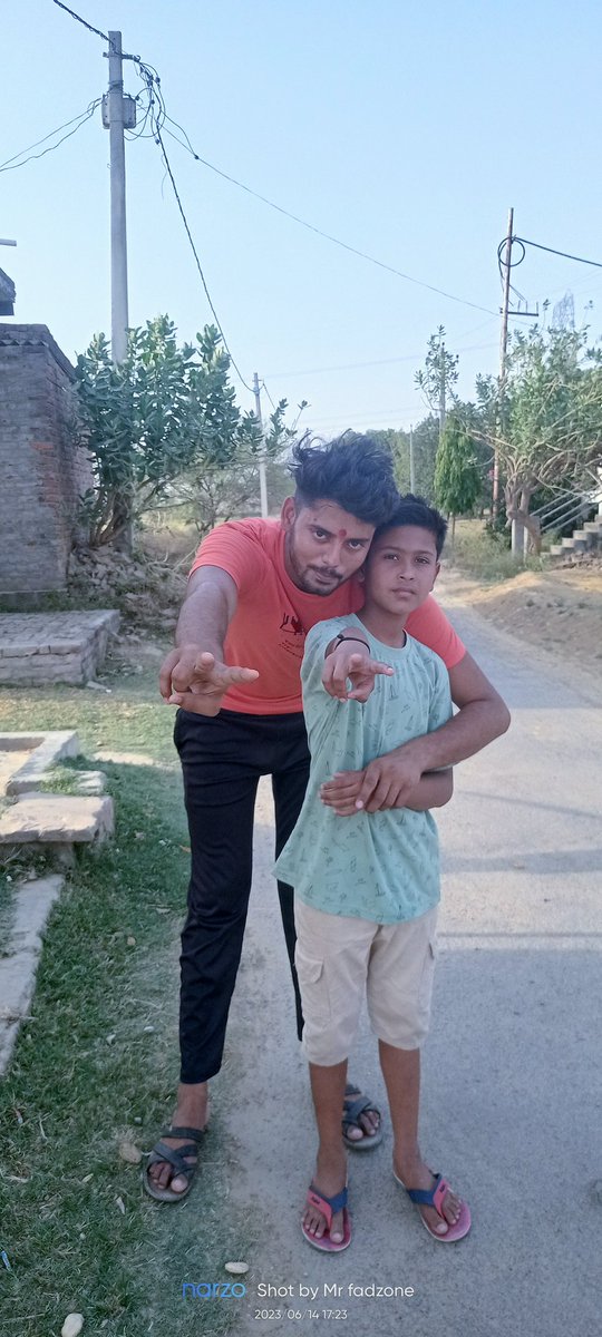 Priyanshum313's tweet photo. आज हमारे यूट्यूब फैमिली के दो मेंबर्स मिलने आये 🥳 मेरे subscribers 🥳 रूद्र बाबू, प्रियांश बाबू! दोनों भाईलोगों से मिलकर बहुत अच्छा लगा! दोनों bhailog बहुत ही cuet थे 🥰 #youtube #powervlogsmishraji #mrfadzone #newvlog #subscribersyoutube #meetup #firstmeetup #loveubro https://t.co/3k55H3vZQk