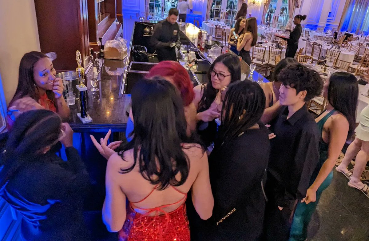 HoopsQueens's tweet photo. Our wonderful team at the Francis Lewis High School Sports Banquet!! Although 9 graduate, we'll always share memories of all the burpees and stairs!  Miss you all!

#NYC #Queens #basketball #hoops #womensbasketball https://t.co/pwShd1lTRV