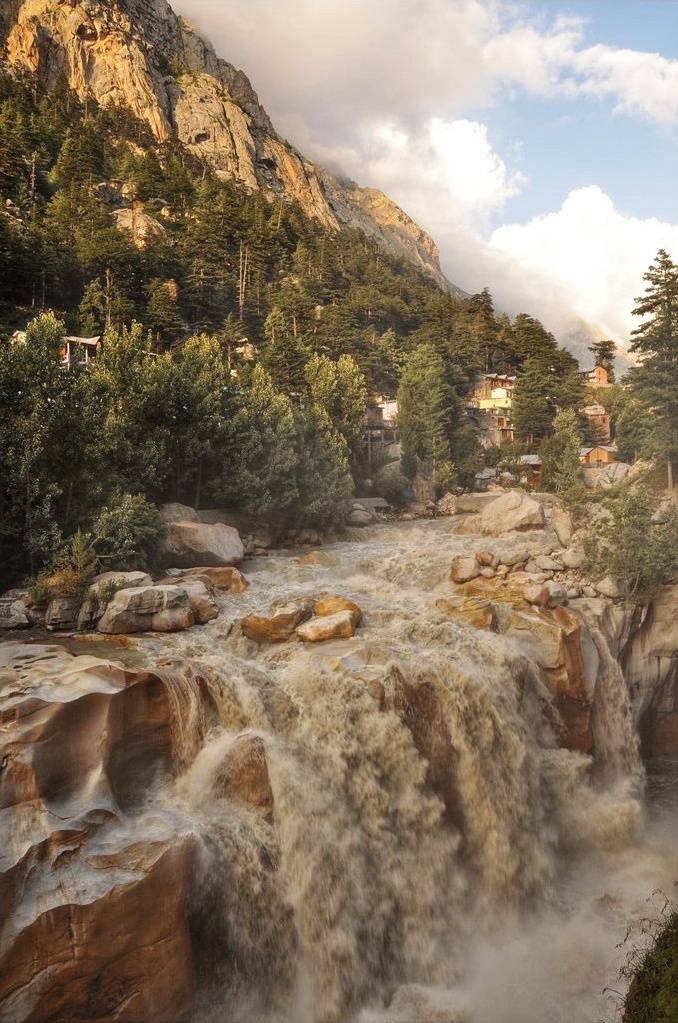 RaachoTrekkers's tweet photo. "If Ganges is the mother, Himalayas is the father. One nurtures and nourishes, the other provides and protects."
Bhagirathi river flowing through Gangotri.
#audenscol #garhwal #gangotri #bhagirathi #gangariver https://t.co/sPfOIBmlcQ