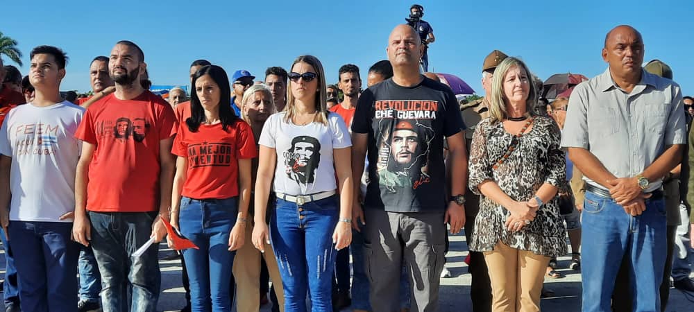 MeyvisEstevezE's tweet photo. "Son los sueños💫 todavía, 
los que tiran de la gente, como un imán que los une cada día. 
No se trata de molinos, no se trata de un Quijote, algo se templa en el alma de los hombres, una virtud que se eleva por encima de títulos y nombres"
#ComoElChe ❤🇨🇺
#UnaMejorJuventud https://t.co/XUEJZzw6p9