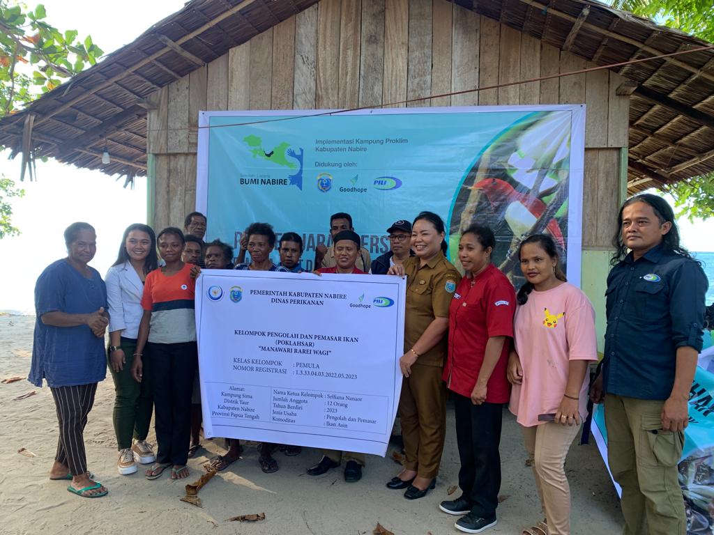 ribut_raharjo's tweet photo. Ribut Raharjo,Luhkan Kabupaten Nabire telah mengikuti kegiatan Sosislisasi dan Pelatihan "Penanganan dan Pengolahan ikan yg baik" Dan Pembentukan kelompok Nelayan di desa Sima, Distrik Yaur Kab. Nabire
#giatLuhkanSatminkalAmbon
#Laporan
#Nabire https://t.co/2wp5n1nRBl
