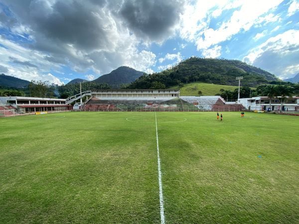 futebol_info's tweet photo. Confusão no treino do Real Noroeste vira caso de polícia.

Jogadores afirmaram que estão com salários e direitos de imagem atrasados e, ao cobrarem, o presidente do clube disparou tiros ao alto para amedrontá-los e tentou atingir um dos atletas com um soco no rosto.

A Polícia Militar diz que foi acionada por um dos jogadores, que alegou que estava sem receber salários e direitos de imagem, mas que quando cobrou o dirigente, ouviu que receberia apenas R$ 146,00.

Segundo um atleta que não quis ser identificado, o valor da dívida com o elenco é de cerca de R$ 12 mil.

🗞 @AGazetaES
📸 Divulgação/Nova Iguaçu