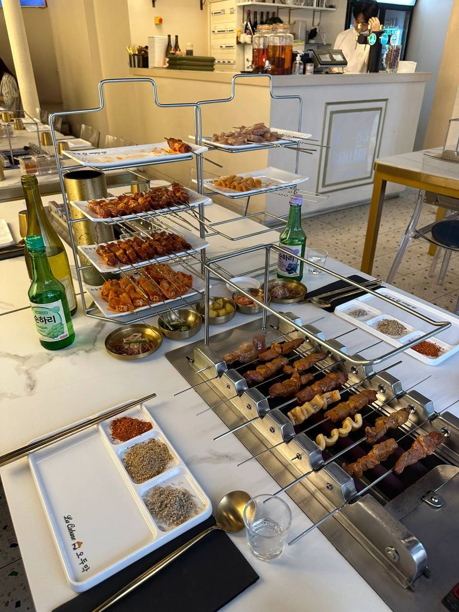aliceCastro1968's tweet photo. 🍖🔥🇫🇷✨ Amidst the enchanting streets of Paris, the aroma of sizzling meat fills the air as the BBQ grills come to life. The tantalizing flavors of marinated meats, accompanied by a symphony of sauces and sides, create a culinary masterpiece.
🍗🍷🌟 #ParisianBBQ #BonAppétit https://t.co/x7m1KoSBys