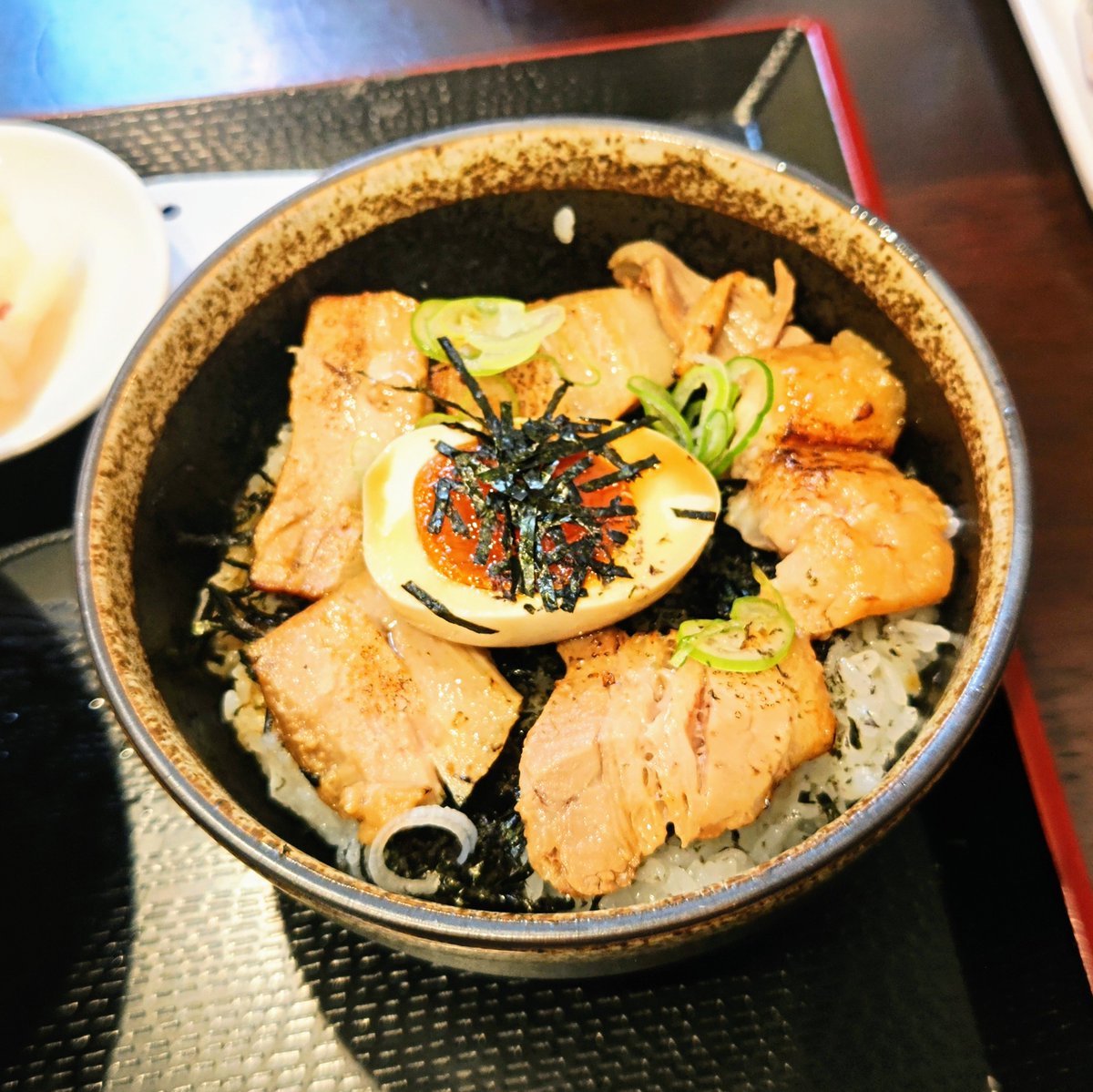 tomita_aizu's tweet photo. 3ヶ月ぶりの「らぁ麺 まえ田」さんで「炙りチャーシュー丼セット」いただきました~🍜🐷
健康診断の3日前にこんだけ食べてたらそりゃ太った?って言われますよね。。
6月の新作も続々出品しております✨
https://t.co/XVYiFjKUfH
#会津 #ラーメン #まえ田 #G_SHOCK #CASIO #楽天市場 #MT_G https://t.co/mjVKzQHqYa