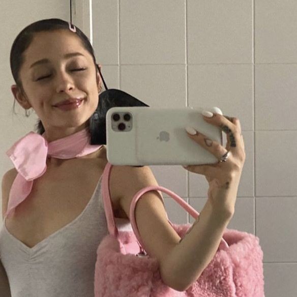 emystudies_'s tweet image. 𝑜𝑖𝑖, 𝑒́ 𝑎 𝑀𝑖𝑚𝑖
      ★ '04 | ela/dela ⚢︎ | intj
      ★ meta: psicologia (UFRJ/UERJ)
      ★ e.m completo/2022
      ★ idiomas: inglês e francês

      (🫀) = Ariana Grande, música, Bela e poesia.

↺/♡ = moots