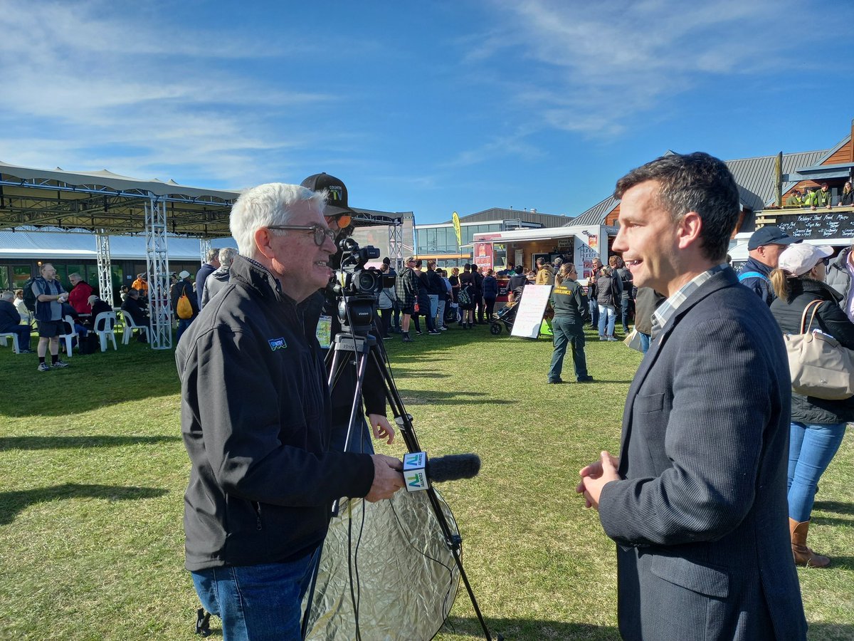 Country TV tweet media