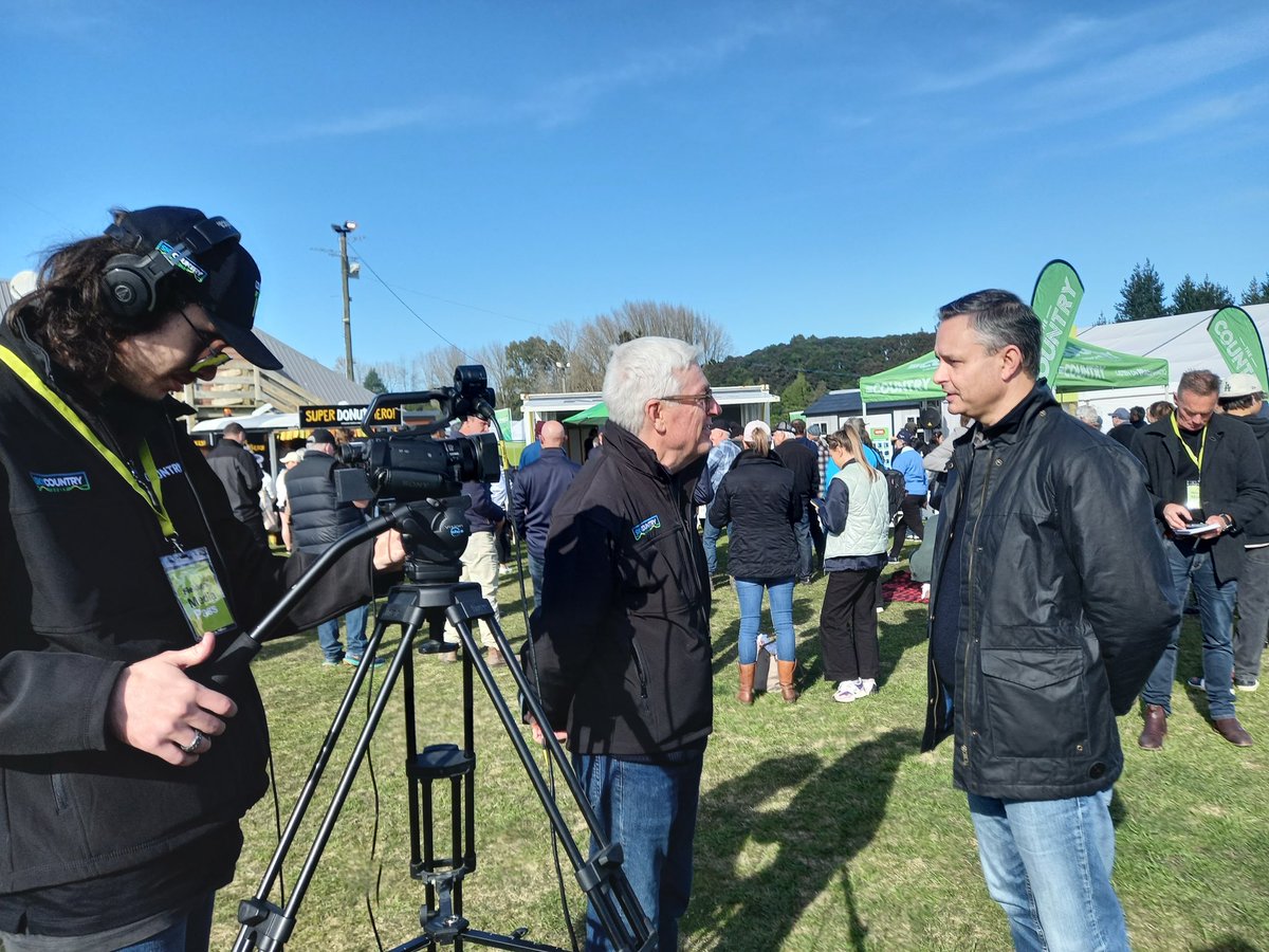 Country TV tweet media
