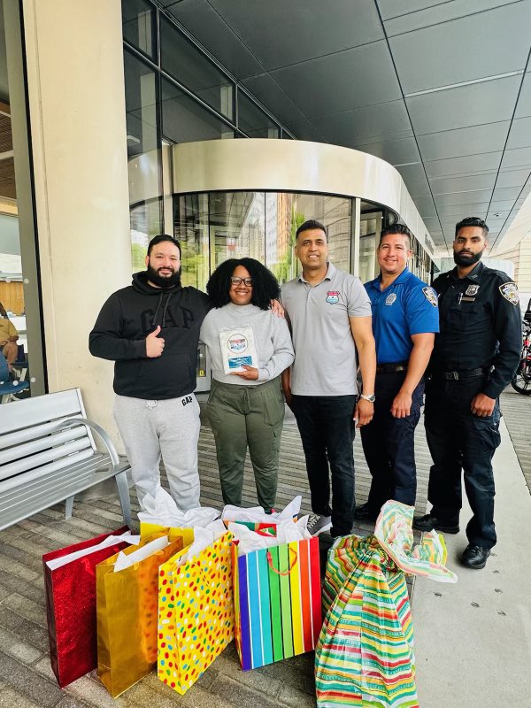 NYPD122Pct's tweet photo. Cops care For Kids &amp; the 122Pct Community Affairs visited with the Lavigna family at a local hospital to deliver toys and joy in support of their child who is undergoing treatment for a rare pediatric illness. https://t.co/Dl22knba58