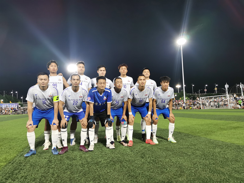 ⚽📣The 'Village Super League' football tournament in Guizhou province has been a great hit both onsite and online. Wei Yajun, a #CEECer working for an infrastructure construction project in Hainan province, has stood out among the players from all walks of life. #CEEC #Cunchao